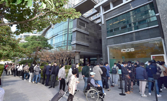 지난해 10월 28일 전국의 아이코스 스토어 앞에는 아이코스 일루마 시리즈의 사전 구매를 위한 대기 행렬이 이어지고 오픈런 현상이 벌어지기도 하는 등 아이코스 일루마 시리즈의 혁신에 대한 소비자들의 높은 관심을 보여줬다. 한국필립모리스 제공
